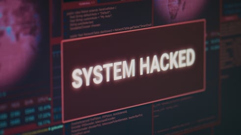 auf-dem-computermonitor-blinkt-eine-warnmeldung-zu-einem-gehackten-system-die-sich-mit-hacker-und-cyberkriminalitaetsangriffen-befasst-anzeige-mit-warnung-vor-sicherheitsverletzungen-und-malware-bedrohung-